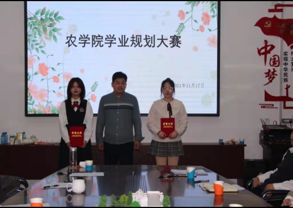 2学工办主任张建飞为获得二等奖的员工颁奖.jpg