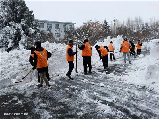 人们站在雪地里走

描述已自动生成