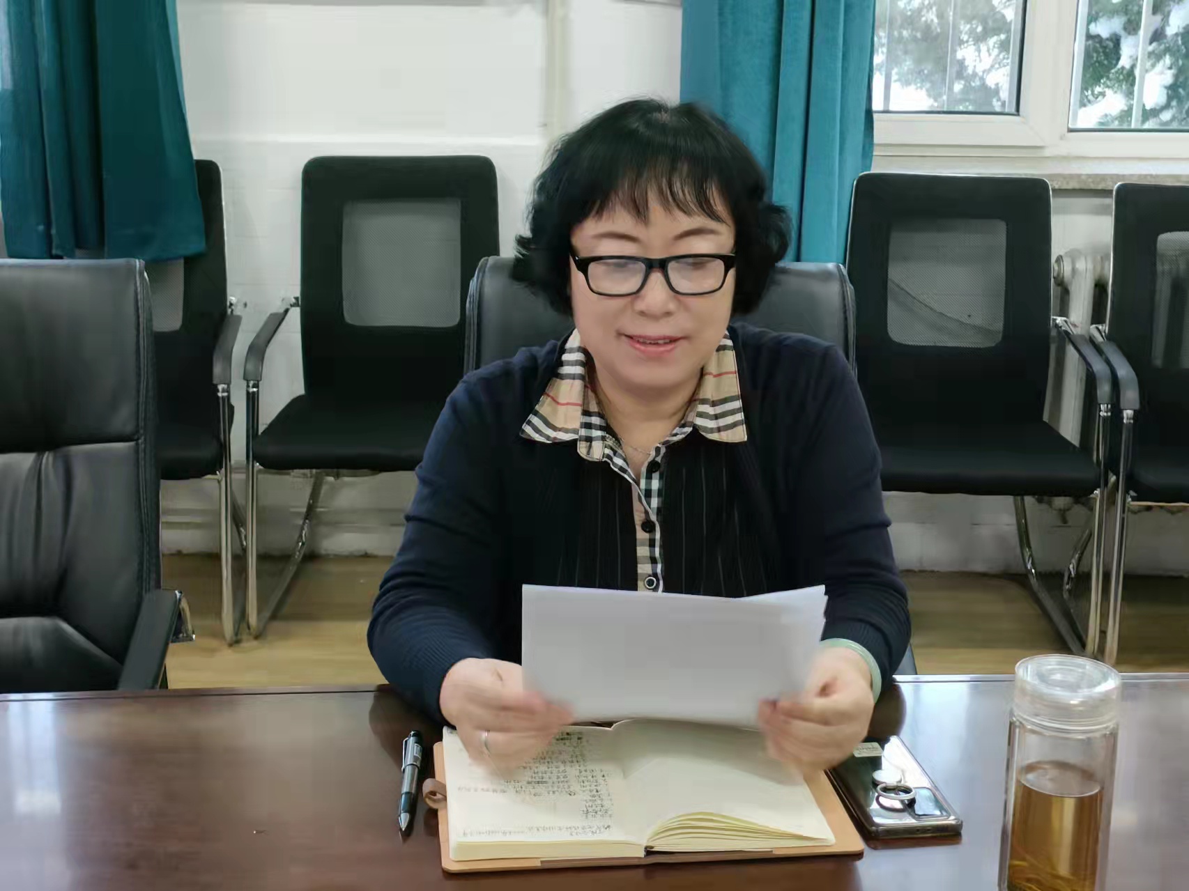 党委书记都春霞主持会议.jpg