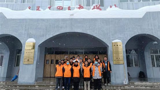 一群人站在建筑前

中度可信度描述已自动生成