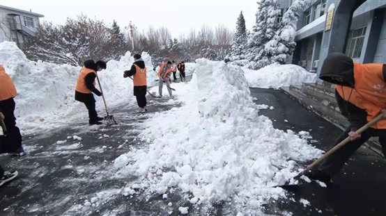 人们在雪地上

描述已自动生成