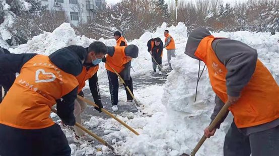 男人和女人站在雪地上

描述已自动生成