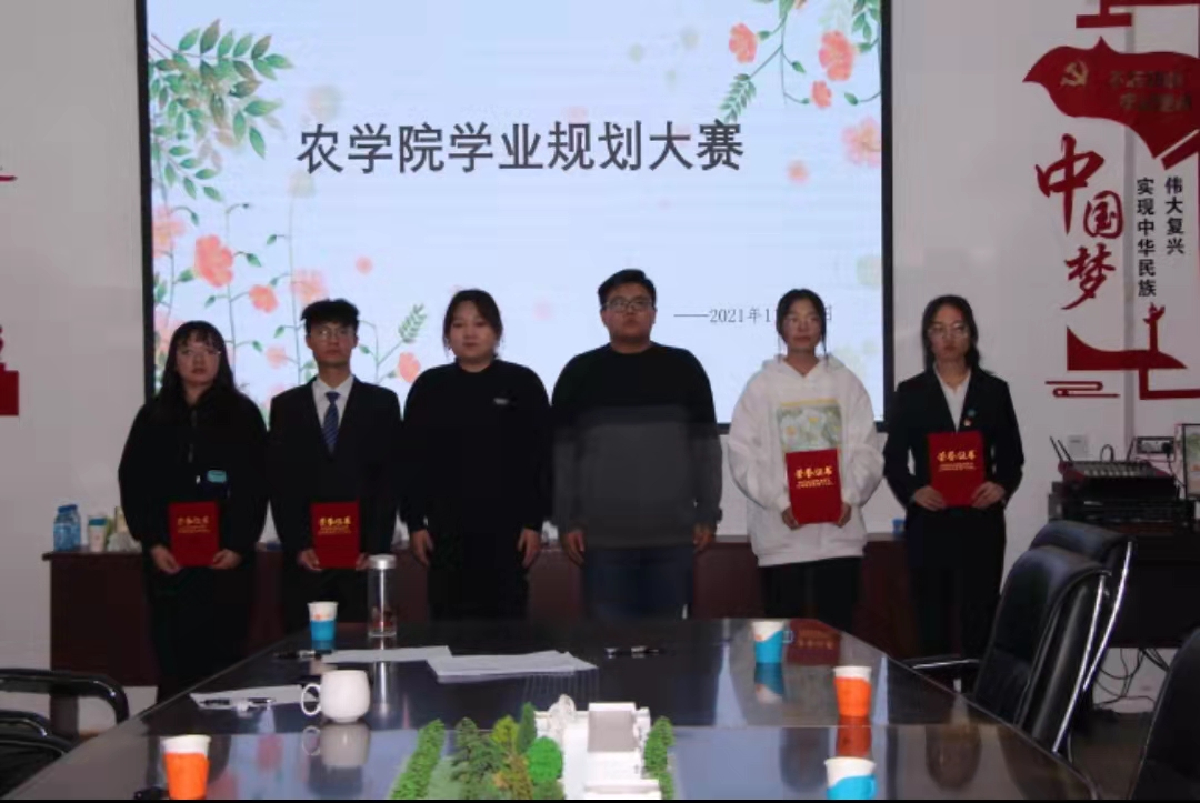 4青协会长刘欣博、团总支副书记杨丹宁为获得优秀奖的员工颁奖.jpg