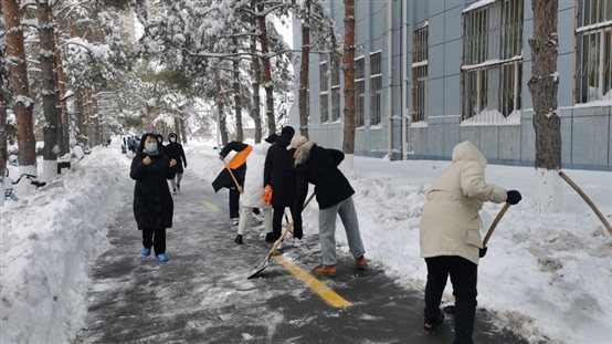 一群人在雪地里走

描述已自动生成