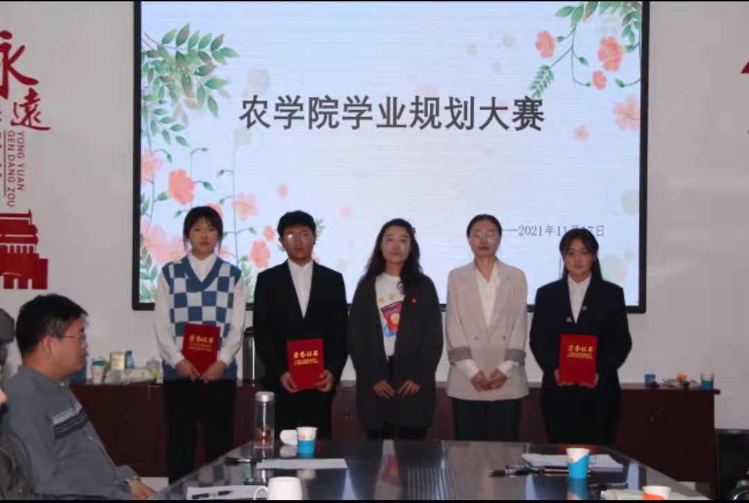 3团总支书记隋金萍、辅导员李威为获得三等奖的员工颁奖.jpg