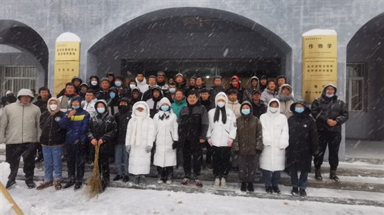 一群人站在建筑前的雪地上

描述已自动生成