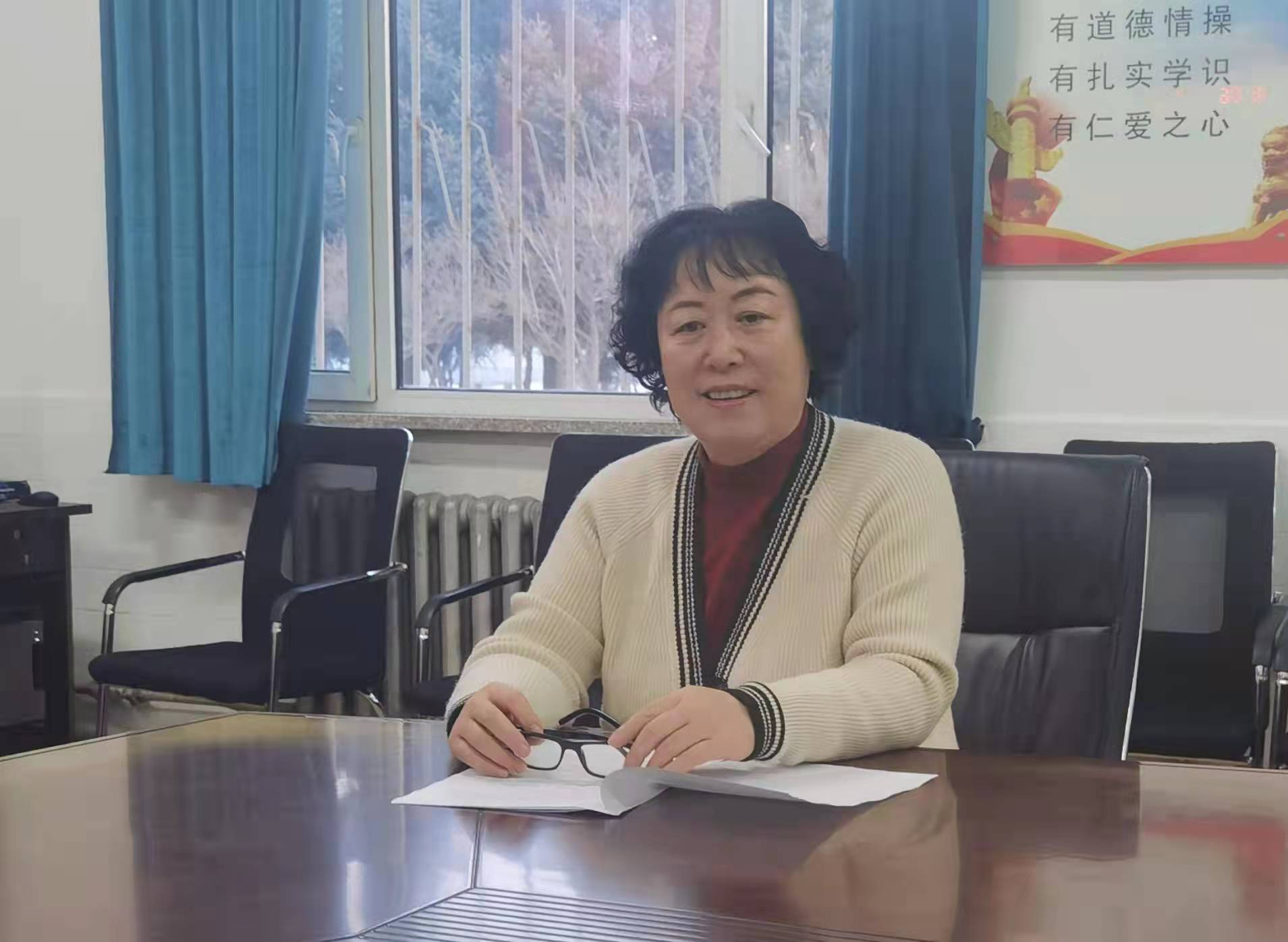 都春霞书记主持会议.jpg