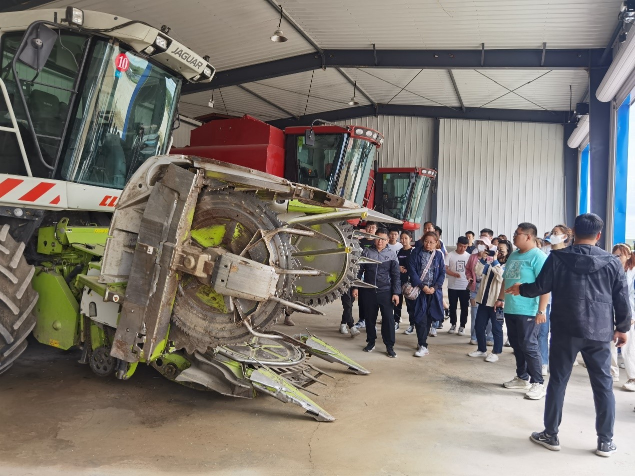5在兴安盟农垦集团参观大型农机具.jpg