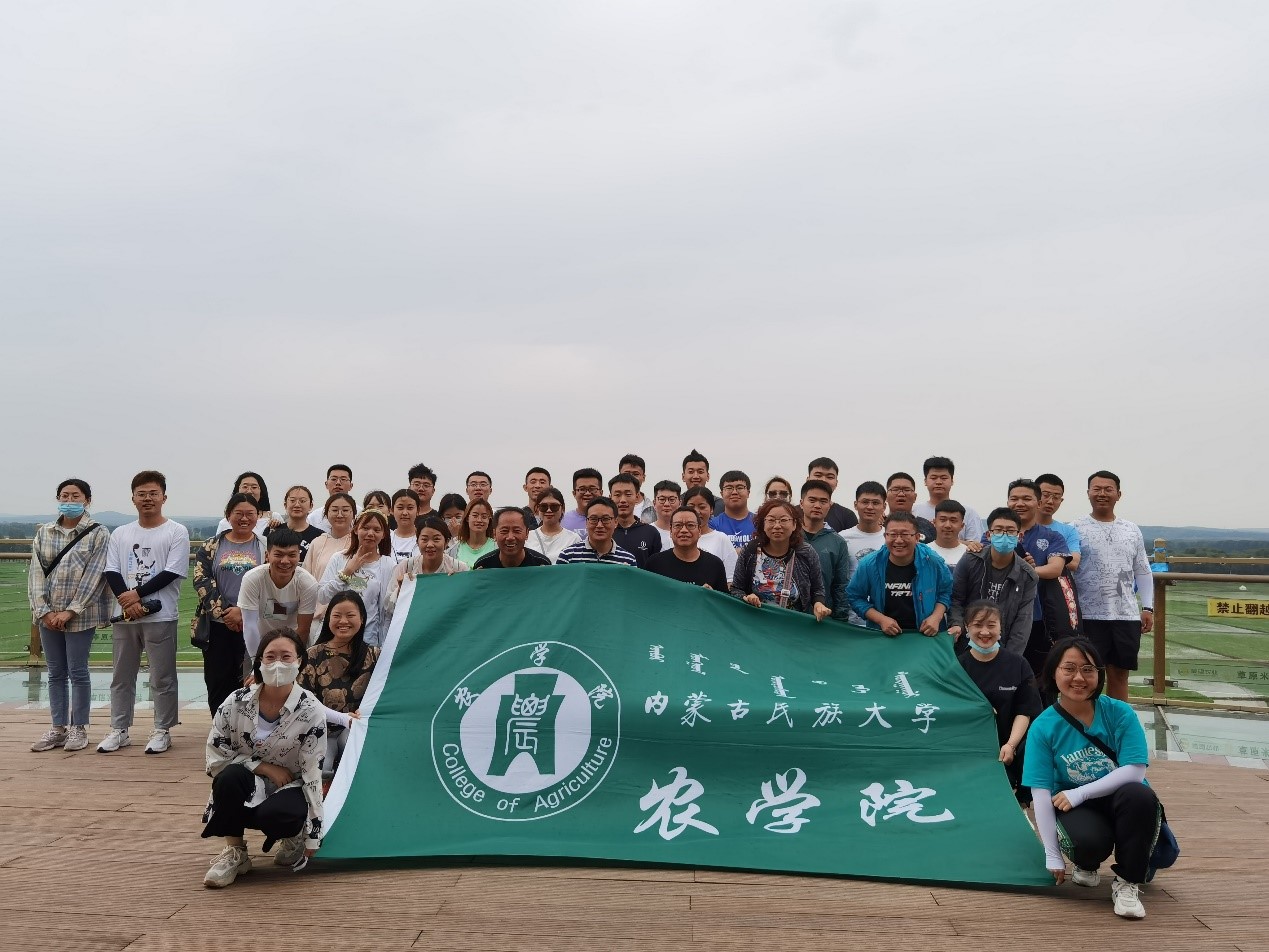 7在乌兰浩特市敖包山水稻种植基地实习.jpg