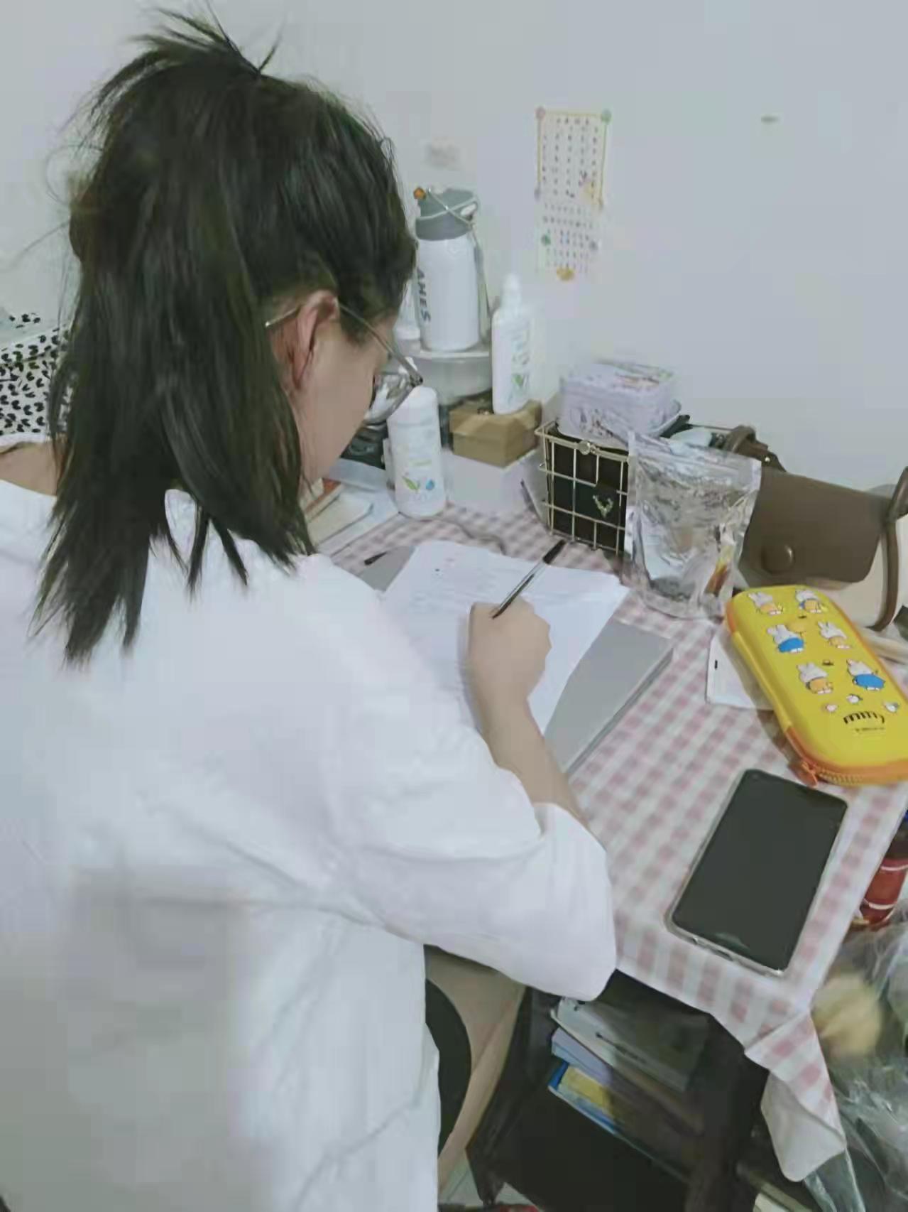 2021级农学2班 徐颖  写物理题.jpg