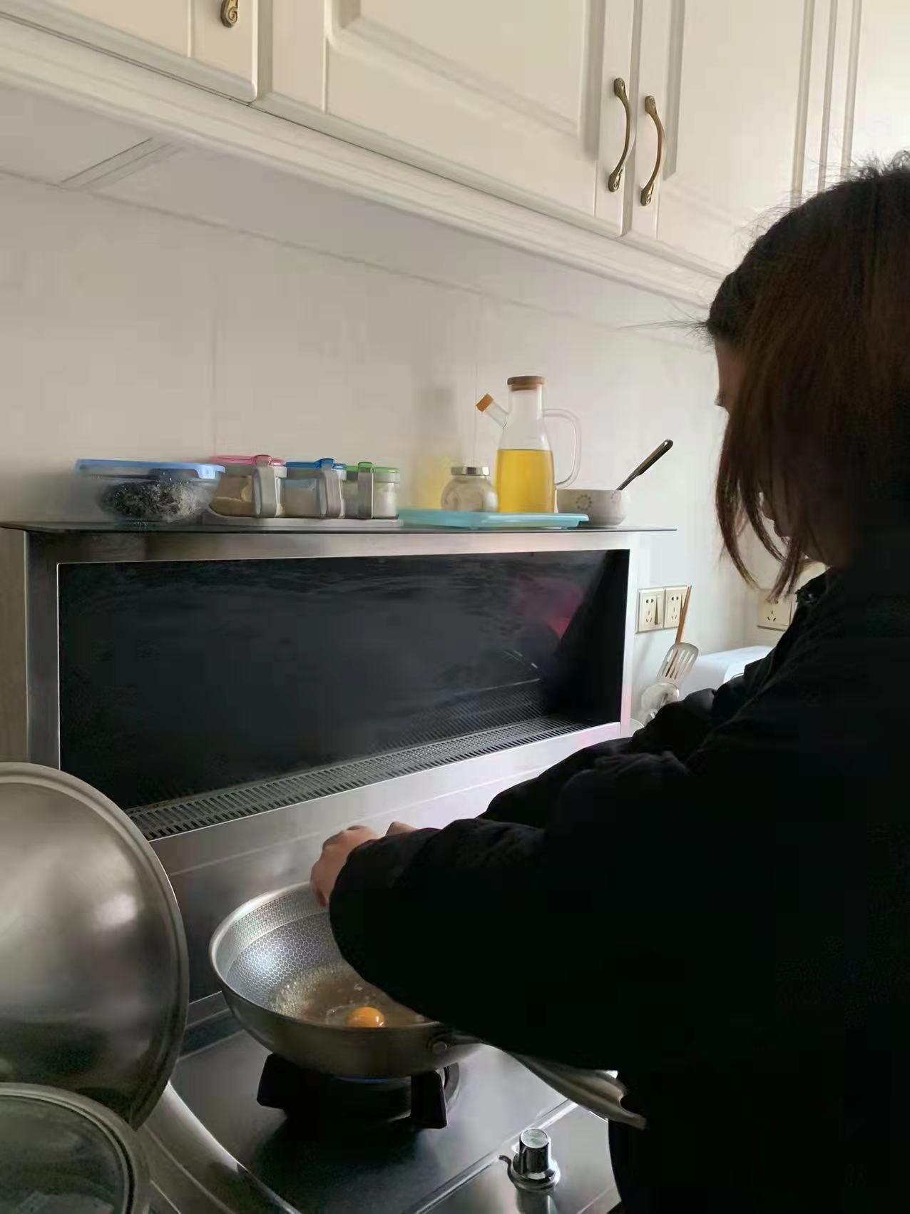 2020级园林 伍子祺 给家人做早餐.jpg
