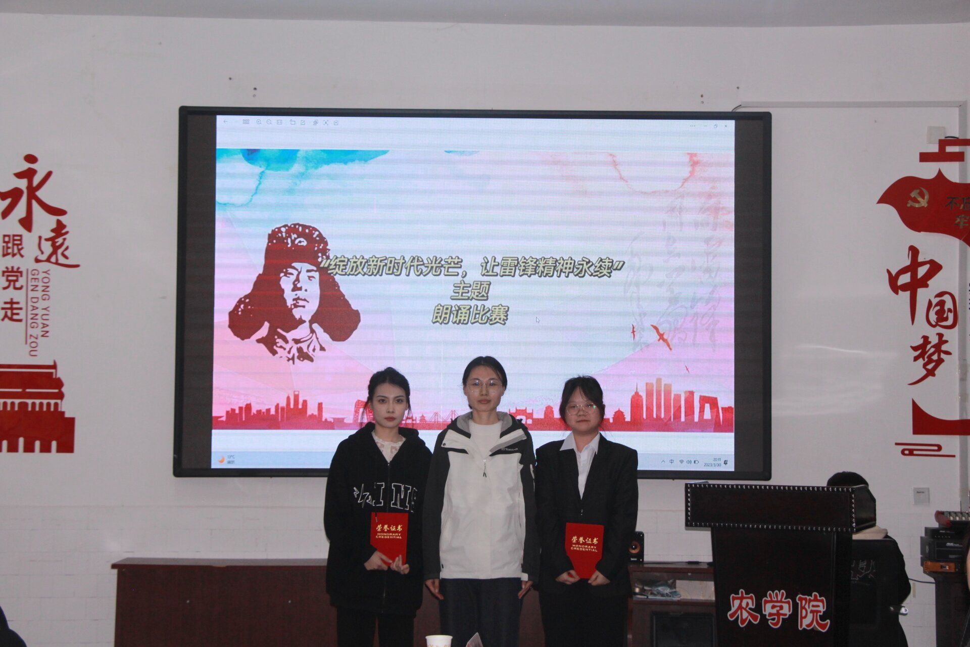 团总支副书记隋金萍为获得二等奖的员工颁发证书_proc.jpg
